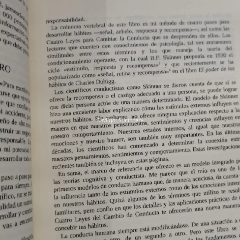 Hábitos atómicos: desarrollar de deshbitos y deshacerse de los malos, libro de bolsillo en espaforol