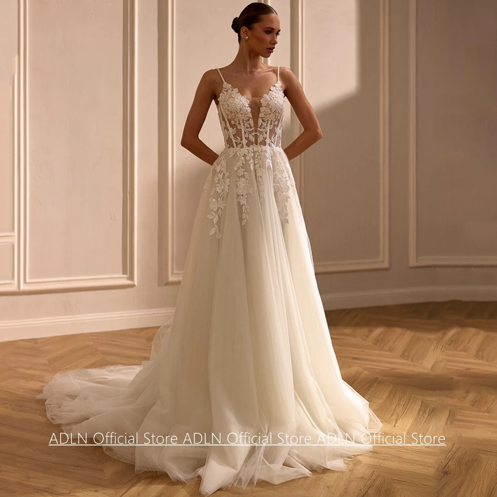 Maßgeschneidertes Hochzeitskleid Sexy Spaghetti-Träger V-Ausschnitt Illusion-Spitzenapplikation Rückenreißverschluss Schleppe Glitzer-Brautkleid