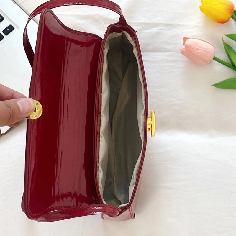 Glänzende PU-Schultertasche mit Schnalle, Damen-Unterarmtasche in Unifarbe, Elegante Vintage-Handtasche im französischen Stil für den Alltag und die Arbeit – Detail 3