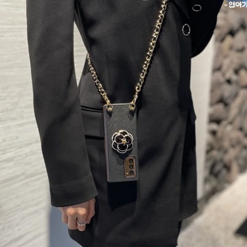 

Для Samsung Galaxy Z Fold 6, 5, 4, 3, 2, 5G, модный браслет с цветком камелии, длинная металлическая цепочка через плечо, черный кожаный чехол