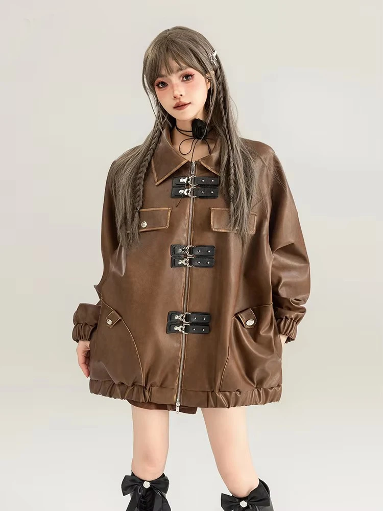 Mauroicardi ฤดูใบไม้ผลิ Cool Distressed ล้างสีน้ําตาลเสื้อหนัง Faux ผู้หญิงหลวมรันเวย์แฟชั่น 2025 สไตล์ญี่ปุ่น Retro เสื้อผ้า