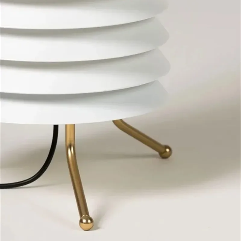 Lampada di Design nordico in stile medievale moderno e minimalista soggiorno lampada da terra retrò sala studio lampada da comodino bianca