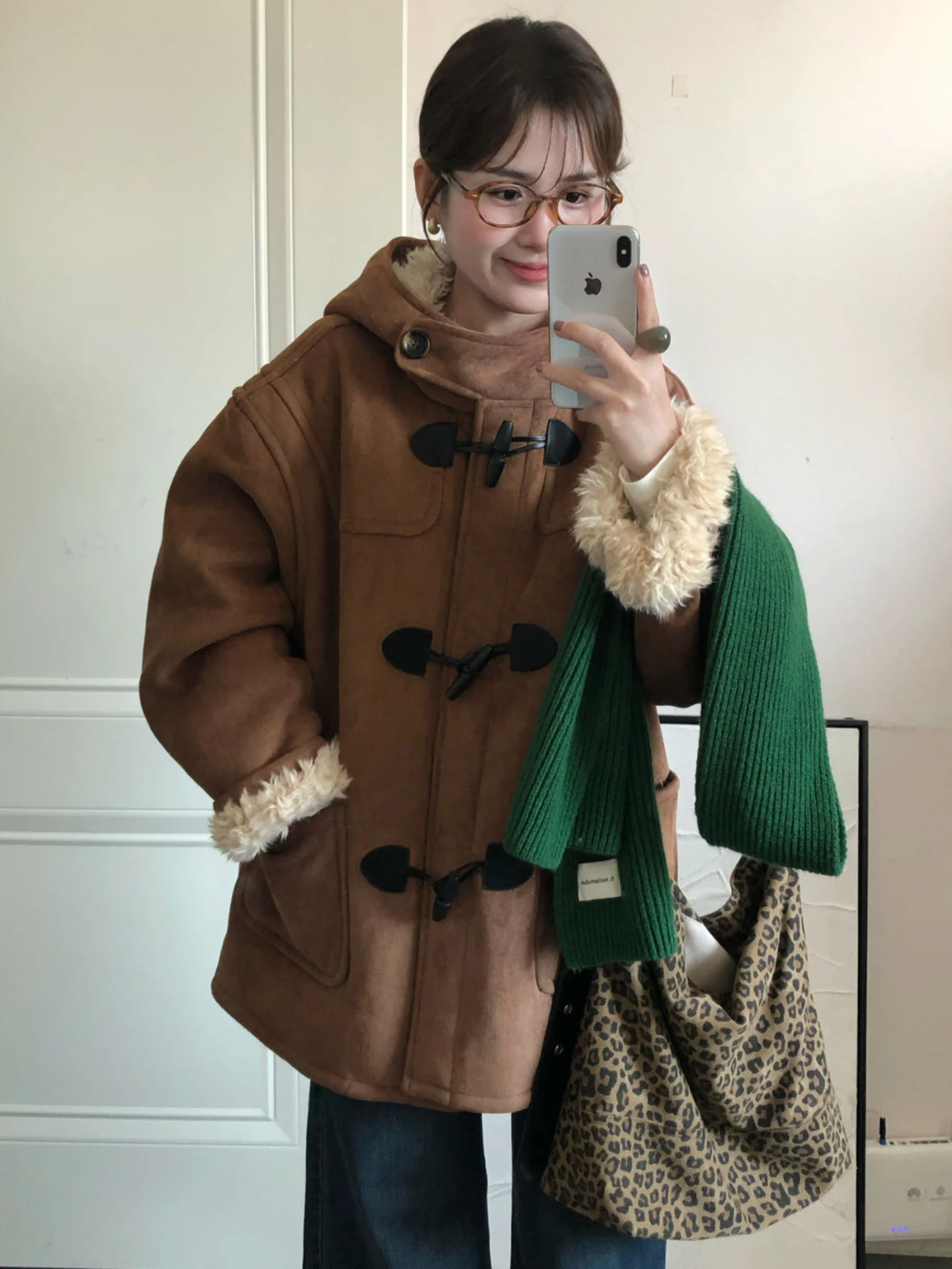 معطف جلد الغنم الجديد لخريف وشتاء 2025 هو معطف فرو صديق للبيئة يمنحك الدفء والتخسيس