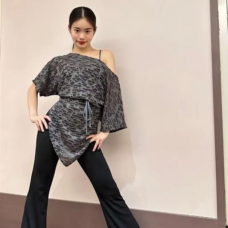 カスタムメイドのラテンダンスドレス、イレギュラーなルーズカバーシャツ、斜め肩の五分袖、ベルト付き、教師の練習用