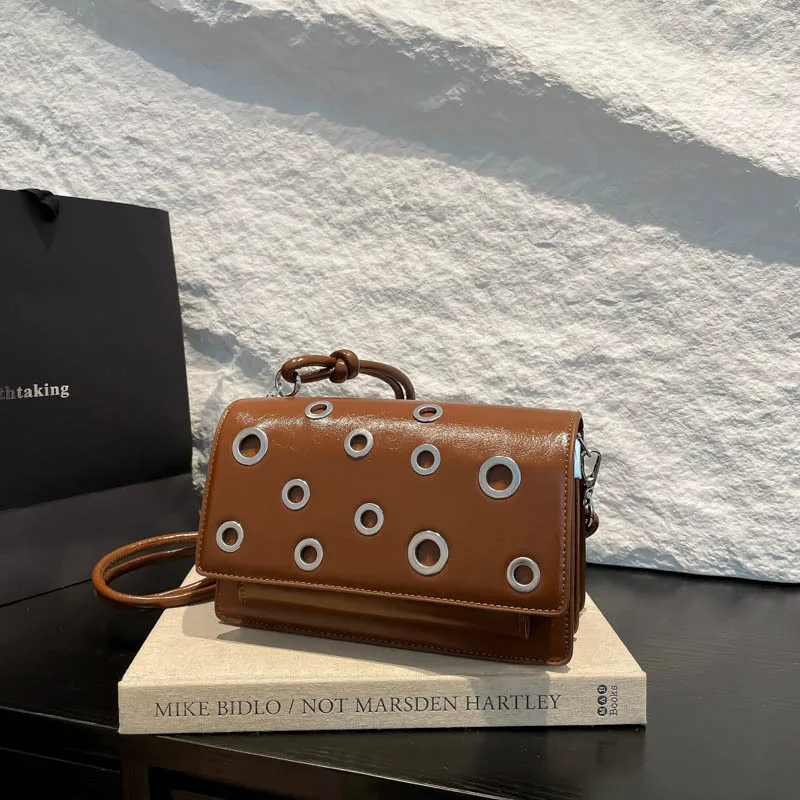 

2025 Новая женская сумка через плечо с шипами, однотонная, через плечо, винтажный стильный модный кошелек