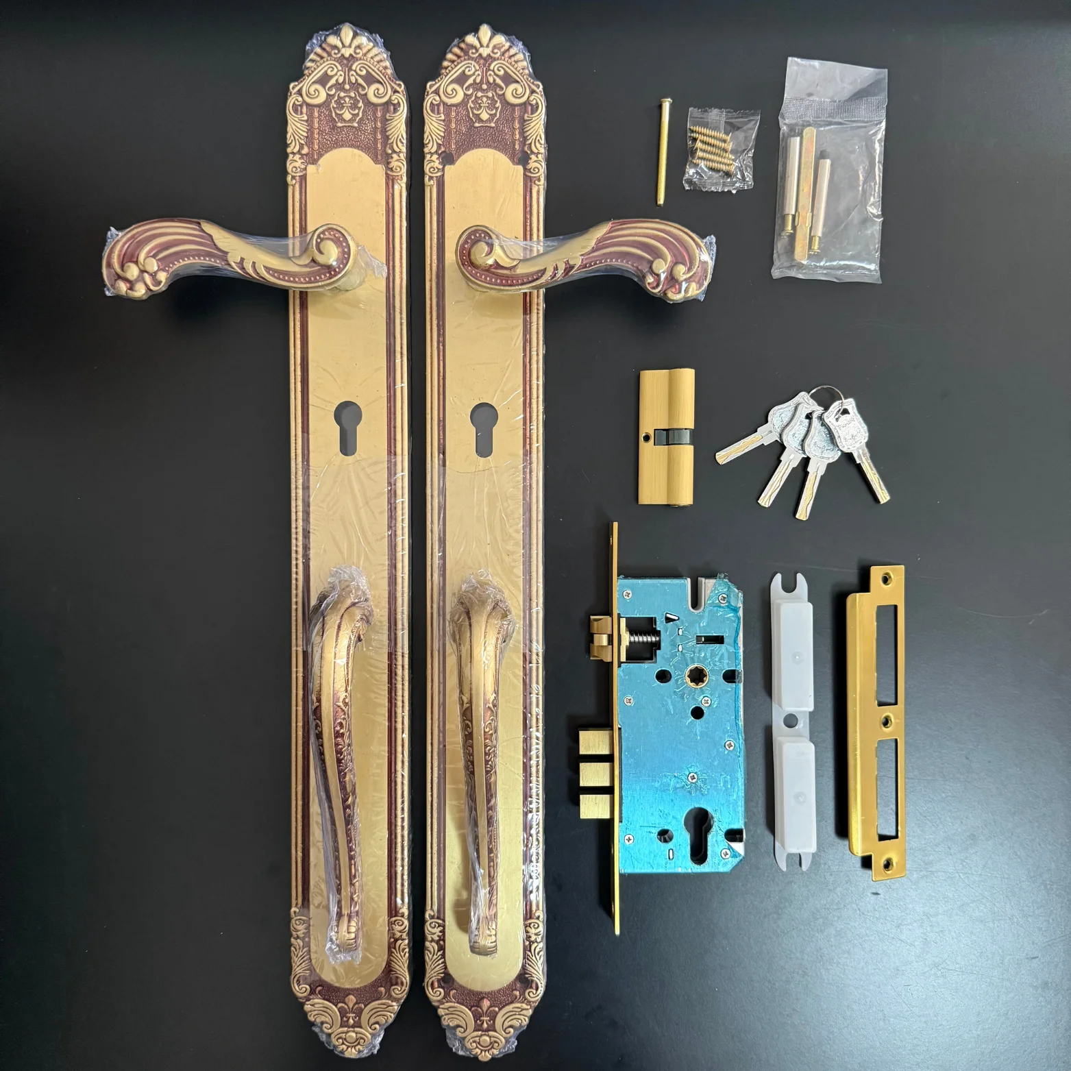 مقبض نحاسي كامل باللون الأحمر العنابي عالي الجودة بتصميم دمية على الطراز الحديث وأقفال أبواب المدخل الرئيسية للشقة