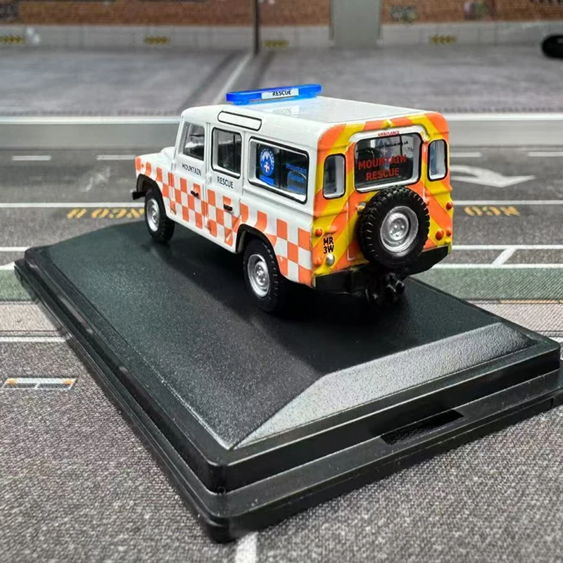 Vista posterior del modelo coleccionable Oxford Land Rover Rescate Montaña 1:76.