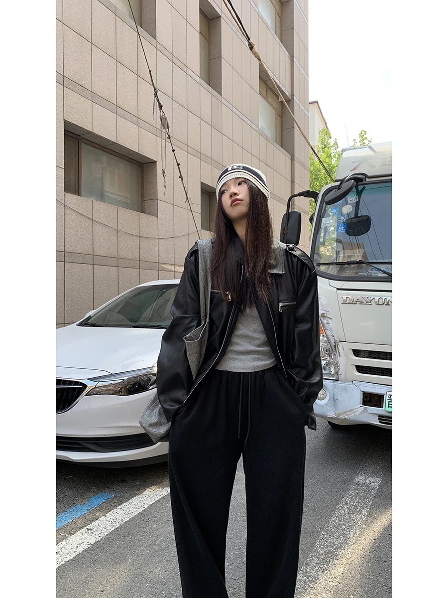 جاكيت جلد أسود للنساء بتصميم أمريكي عتيق راقٍ لخريف 2025