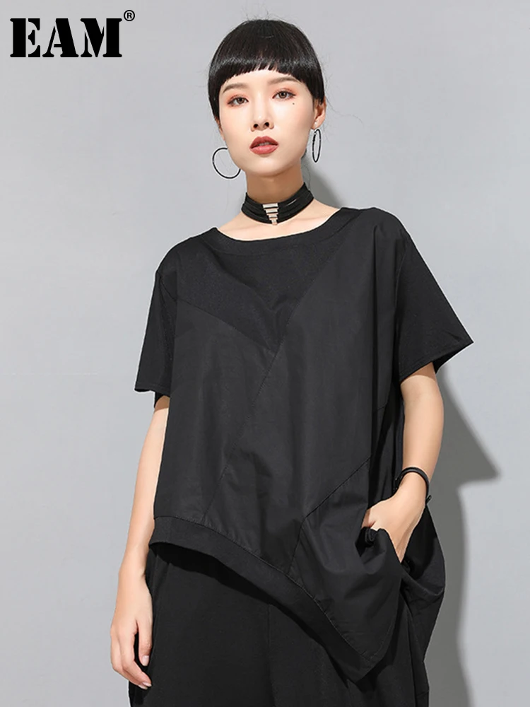 [EAM] Women Back Hem Irregular Big Size Casual T-shirt New Round Neck Short Sleeve Fashion Tide Spring Summer 2025 1DE9330