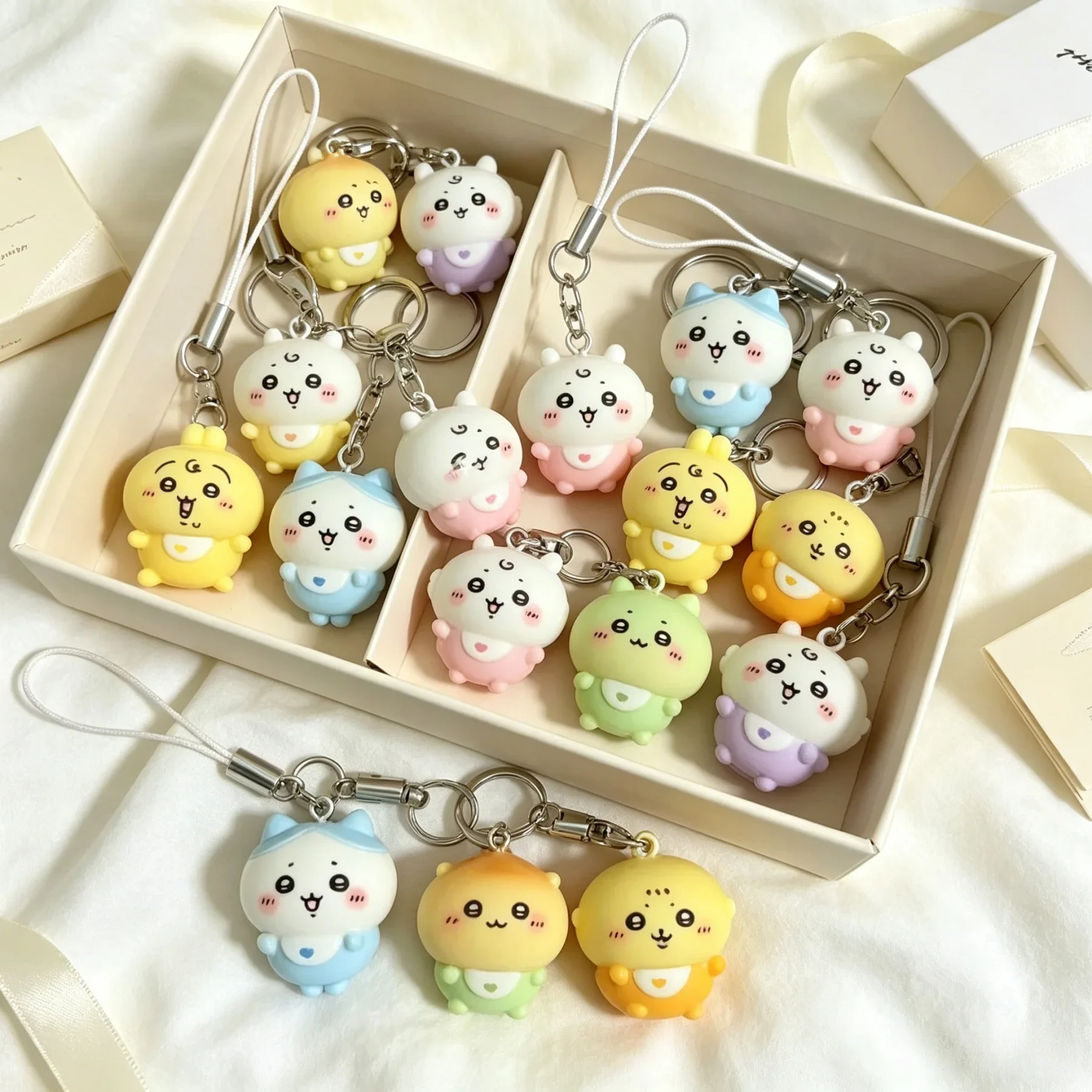Colgante de resina Kawaii, adorable atuendo de bebé, cordón para teléfono Usagi Hachiware, mini llavero, pequeño adorno para bolso, regalo para niñas y estudiantes