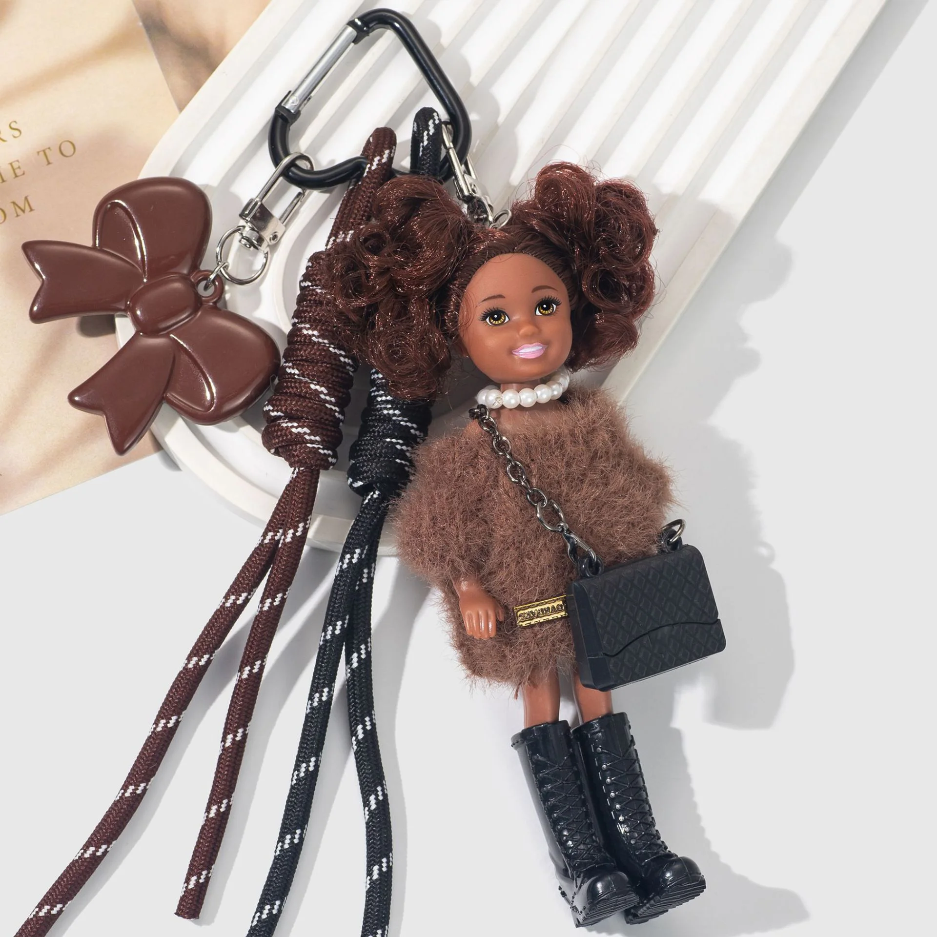 Retro Lalka Kylie w stylu retro, afrykańska, ciemnowłosa, urocza, z kokardką, breloczek, ozdoba do plecaka, zawieszka, lalka BJD, prezent dla dziewczynki