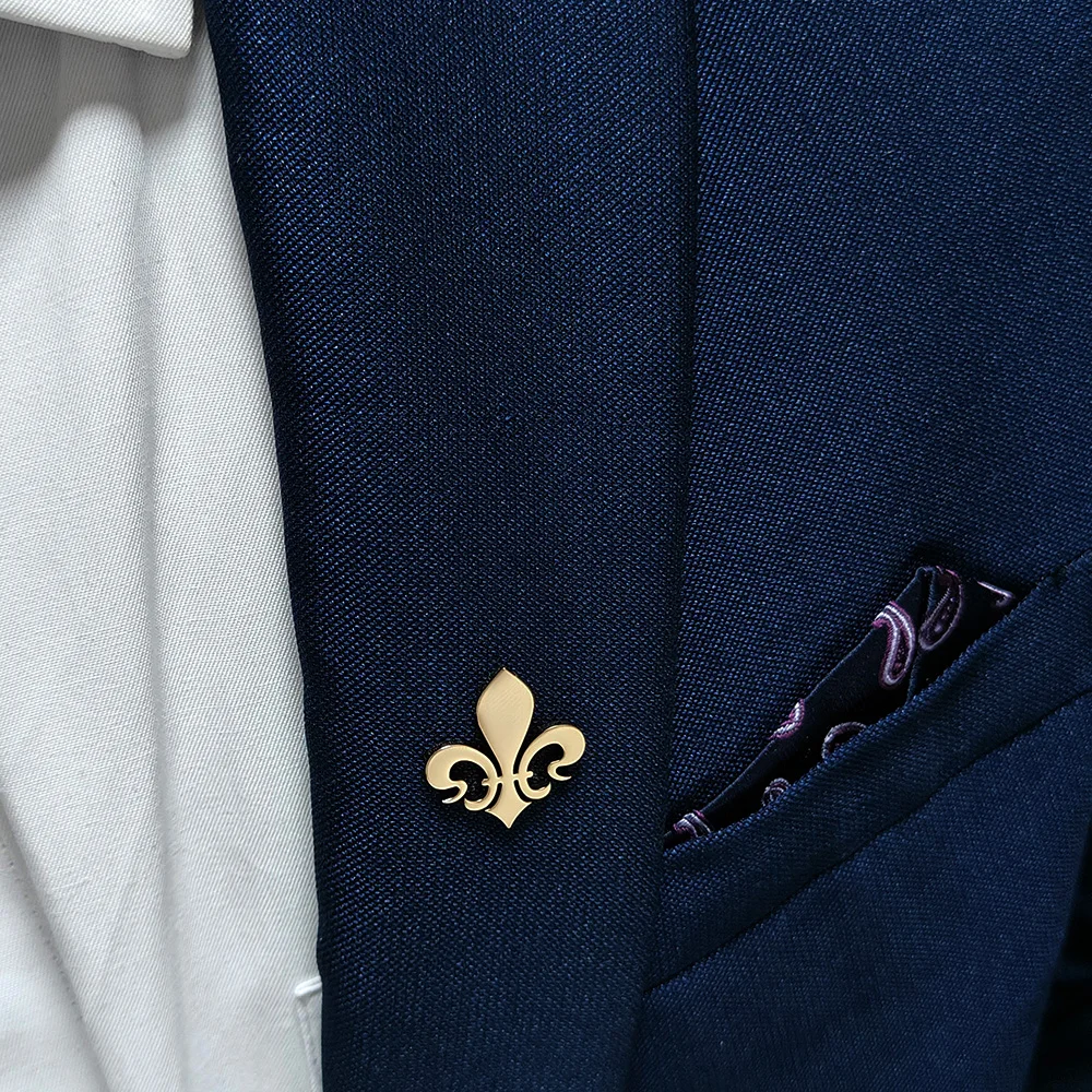 

Fashion blogger same "Fleur-de-lis" brooch stainless steel 18K lapel pin, men's wedding party badge, high quality waterproof