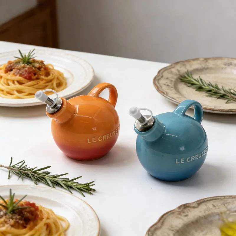 

Набор из 2-х бутылок для масла Le Creuset премиум-класса, цветная градиентная керамика, герметичные насадки для розлива оливкового масла, соевого соуса, уксуса
