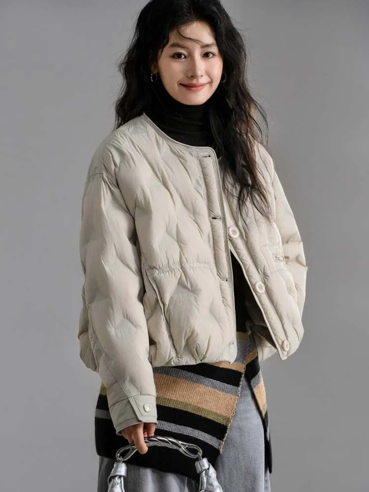 เสื้อแจ็คเก็ตดาวน์คอวี อุ่นสำหรับผู้หญิง ฤดูใบไม้ร่วง-ฤดูหนาว 2025 สไตล์สตรีทแวร์ ทรงโอเวอร์ไซส์ กระดุมแถวเดียว เสื้อพัฟเฟอร์สั้น สีพื้น INKEO DJ529