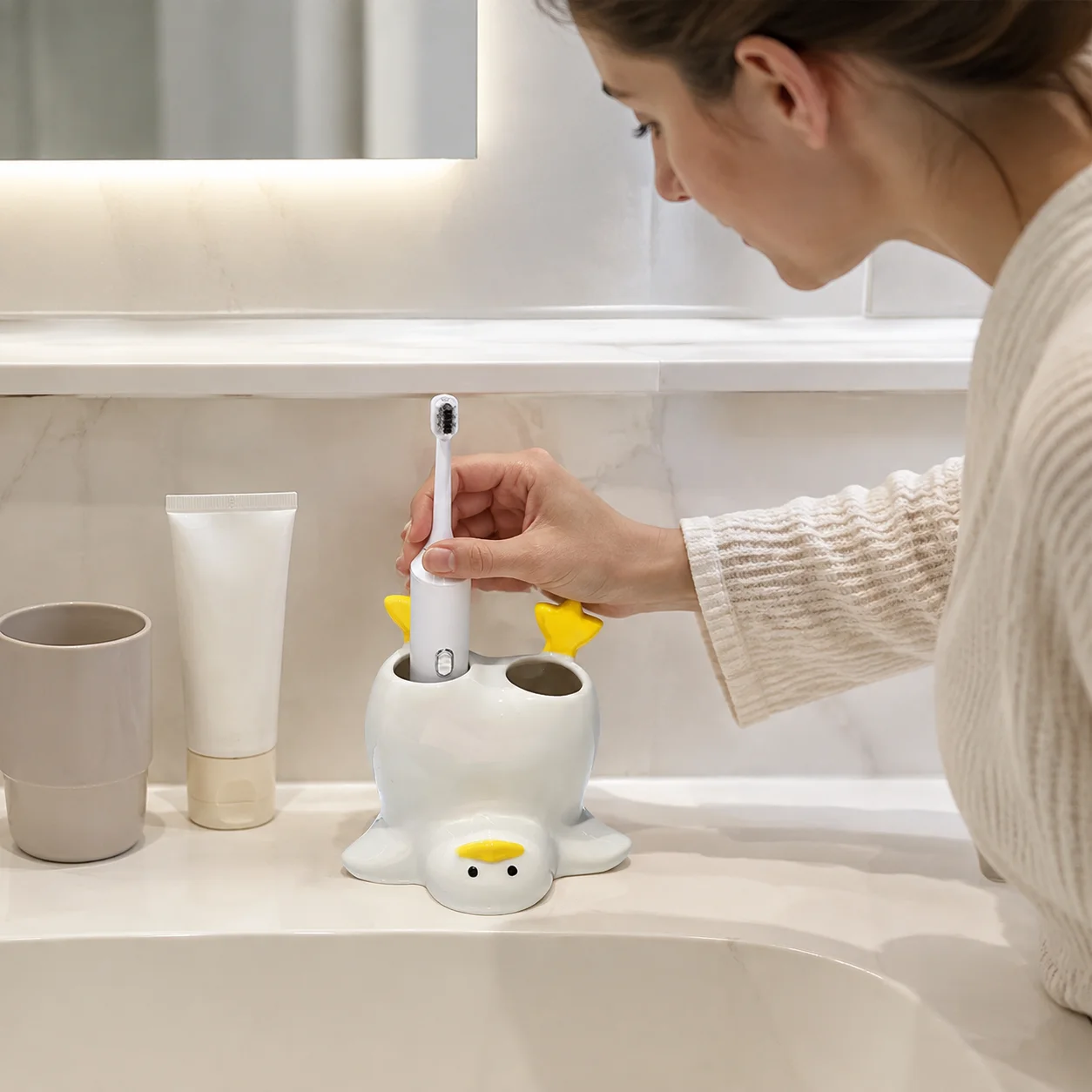 ABS Toothbrush Holder for Bathroom Countertop Family Use Duck Shape Electric Brush Stand Inverted Drain Anti-Slip Base
