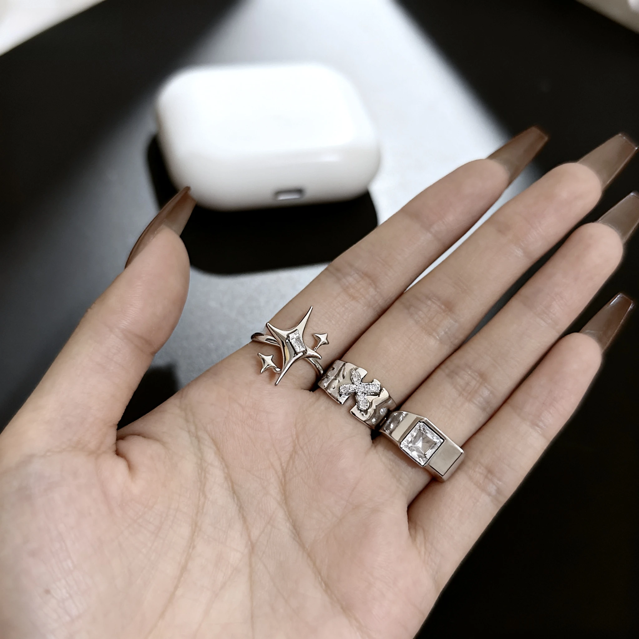 النسخة الكورية من خاتم Manxing للزوجين يتميز بملمس الزركون المرصع بتصميم حرف X أنيق وفريد من نوعه للنساء في الهالوين 2025