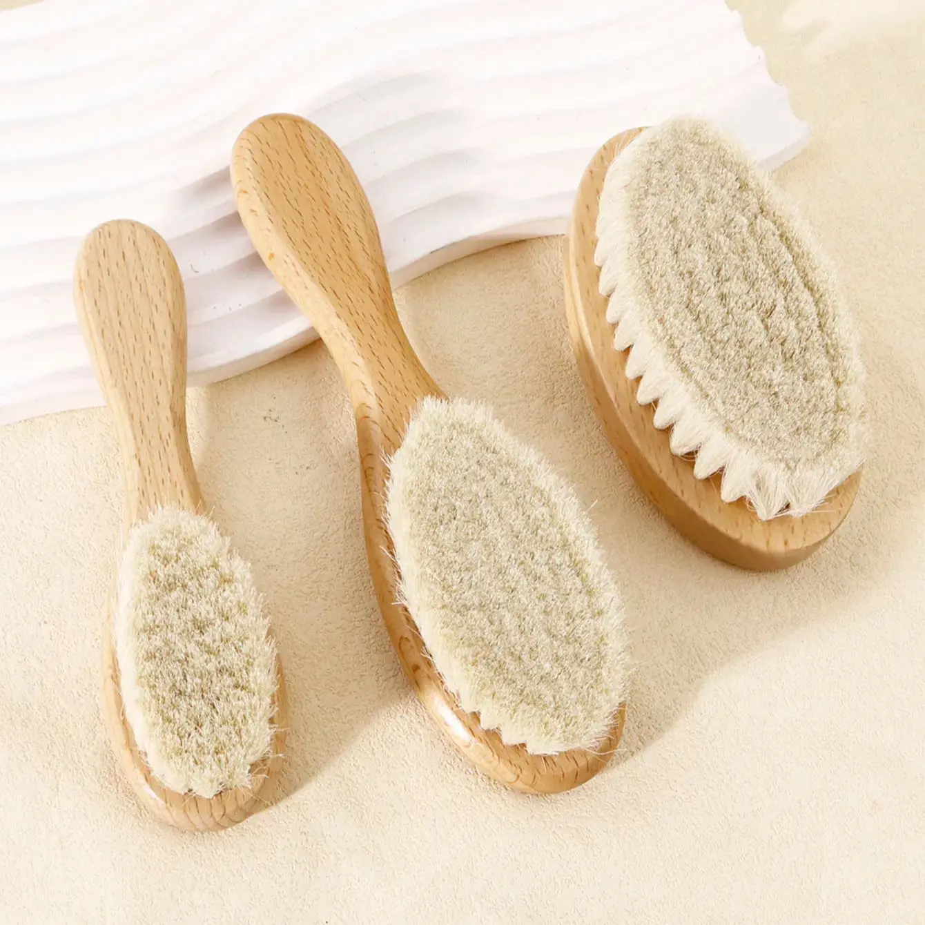 

2pcs natural wooden soft bristle brush, used for cleaning neck and facial hair Special for real hair wigs