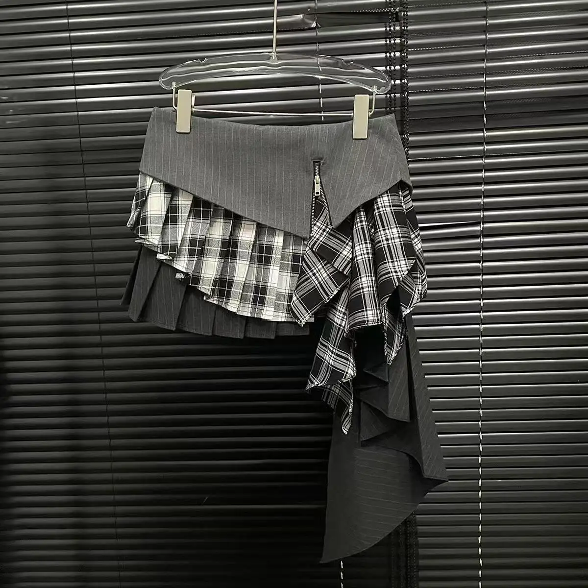 

Весенне-летняя юбка нестандартной формы. Женская клетчатая юбка нишевого дизайна.