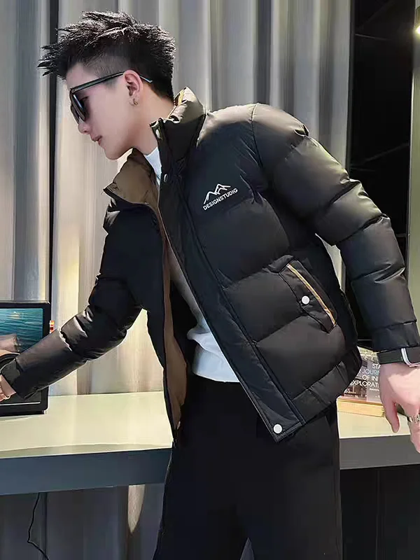 

Новая мужская утепленная хлопковая куртка 2025 года: модное зимнее пальто-пуховик черного цвета, теплый приталенный фасон, воротник-стойка, молодежный повседневный стиль