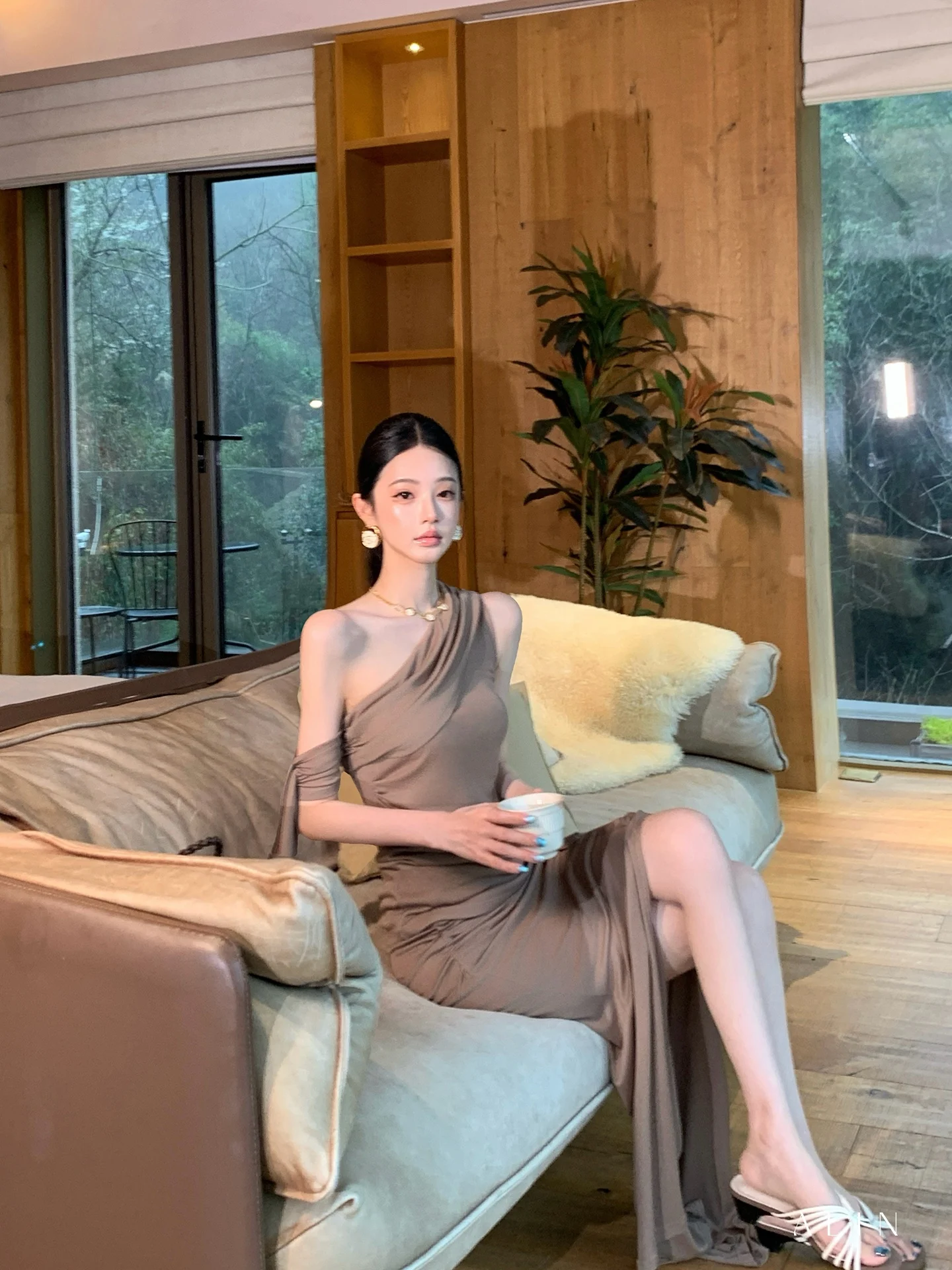 

ALIN One Tree Magnolia 100% Lyocell Asymmetrical Shoulder Batwing Sleeve Vest And Halter Skirt Set Women's Fashion Ensemble