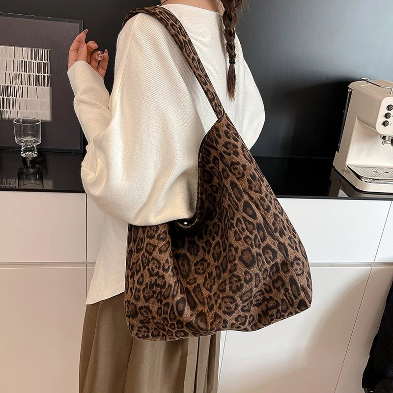 Borsa casual in nylon leopardato Hasp 2025 Borse versatili moda retrò invernale Borse da donna portatili dal design di alta qualità