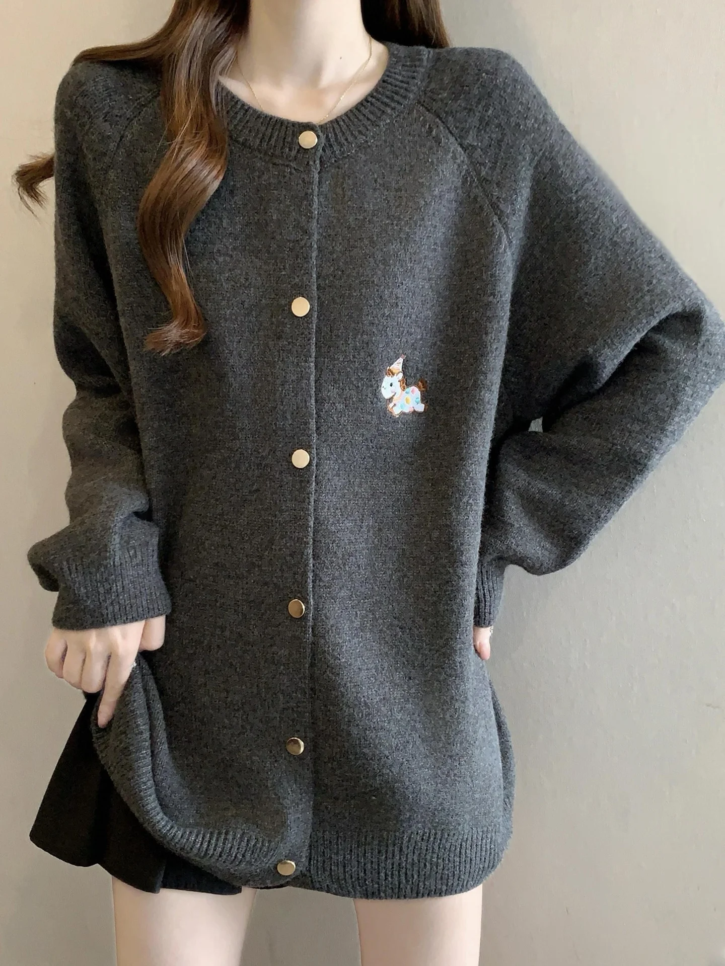 

Вязаный кардиган с мультяшной вышивкой для женщин, осенне-зимний, свободный, в стиле оверсайз, с эффектом омоложения, для больших размеров