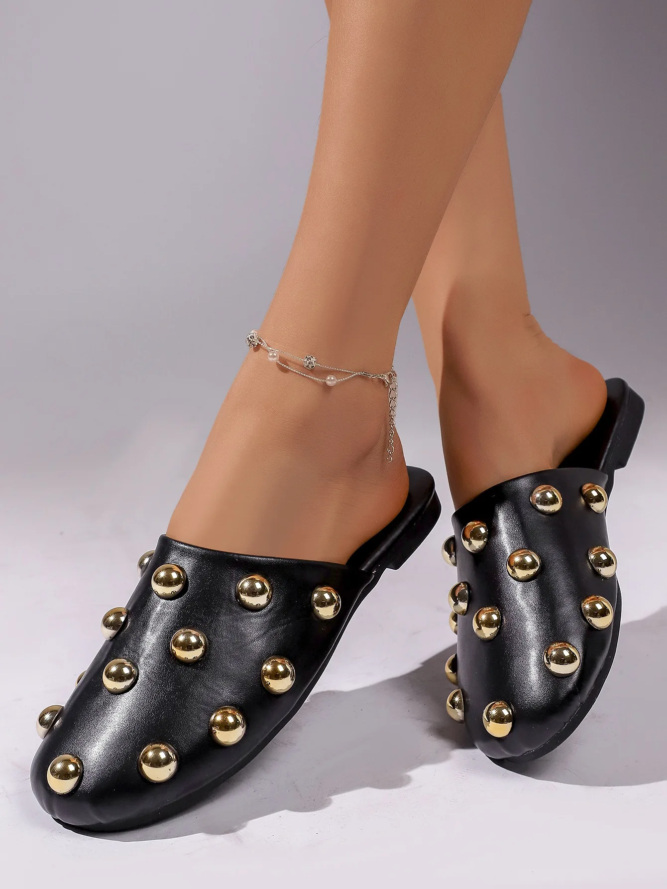 Bequeme Slip-On-Sandalen mit Metallnieten, lässige, abgedeckte Zehenpartie, weiche Gummisohle, flache Schuhe für den Alltag – Detail 23