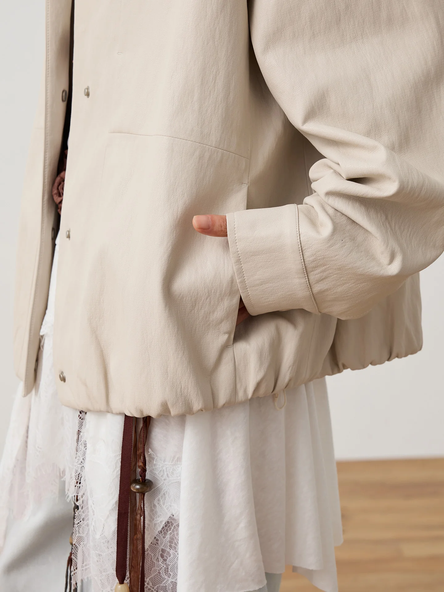 Kurtka skórzana Octopusme Bla damska, krótka, ze stójką, odzież wierzchnia, wiosenna, modna, dojazdy do pracy, luźny krój, regularny rękaw.