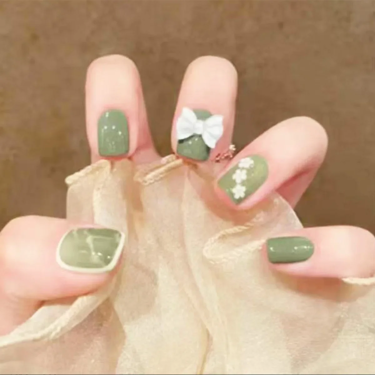 

24Pcs/Set Fresh Small Flower Design Wearing False Nails Removable French Adhesive Fake Nail Art Full Cover Acrylic Press on Nail