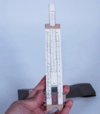 قاعدة الشريحة اللوغاريتمية من العلامة التجارية Feiyu القديمة في الستينيات والسبعينيات آلة حاسبة مزخرفة