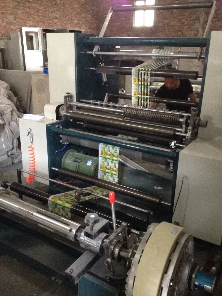 Machine à rembobiner à refendre en plastique horizontal