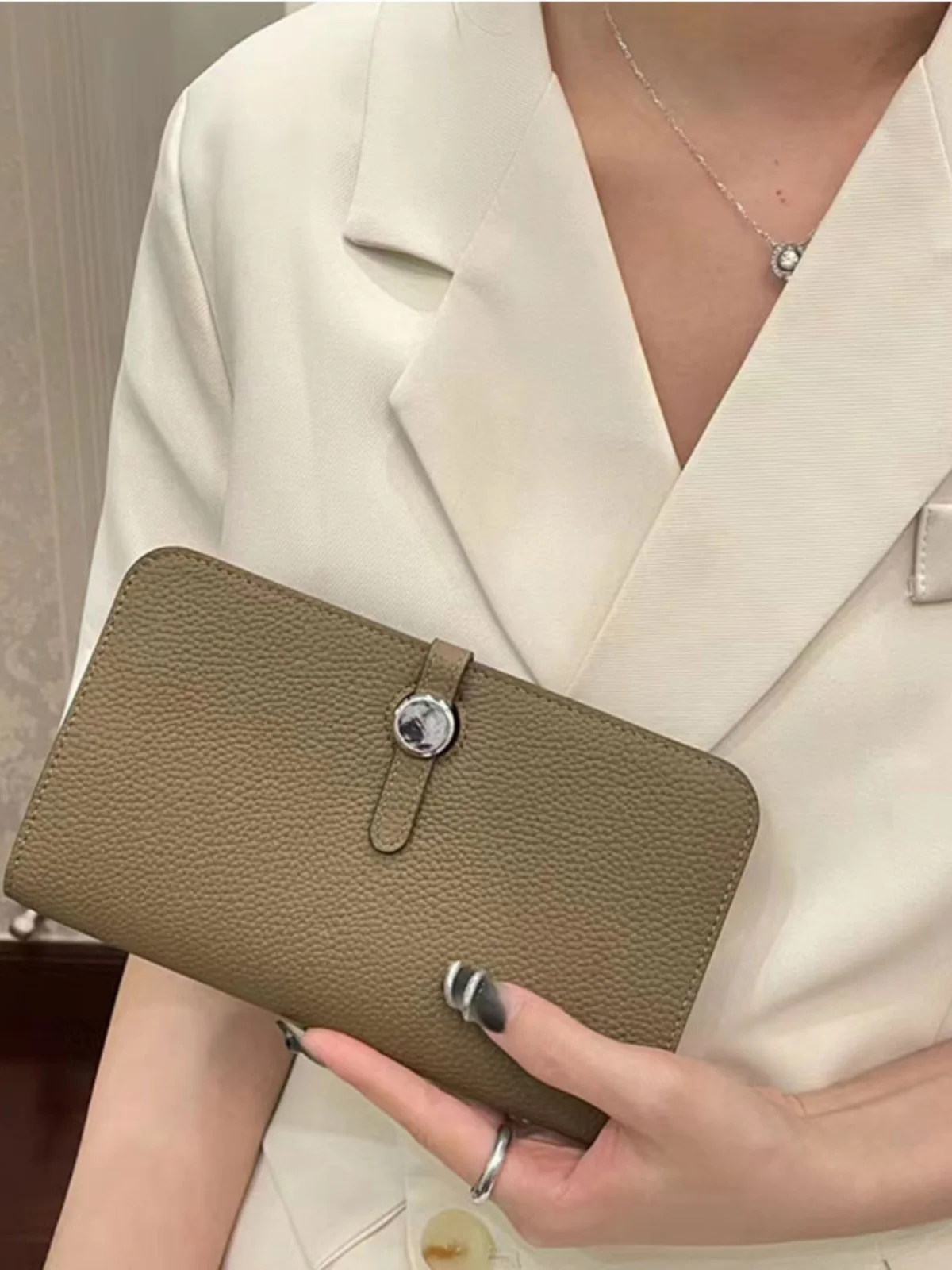 

2023 New Faionable Long Leather Wallet for Women Thin Multi-layer Large Capaci Handheld Bag Magnetic Bule Closure