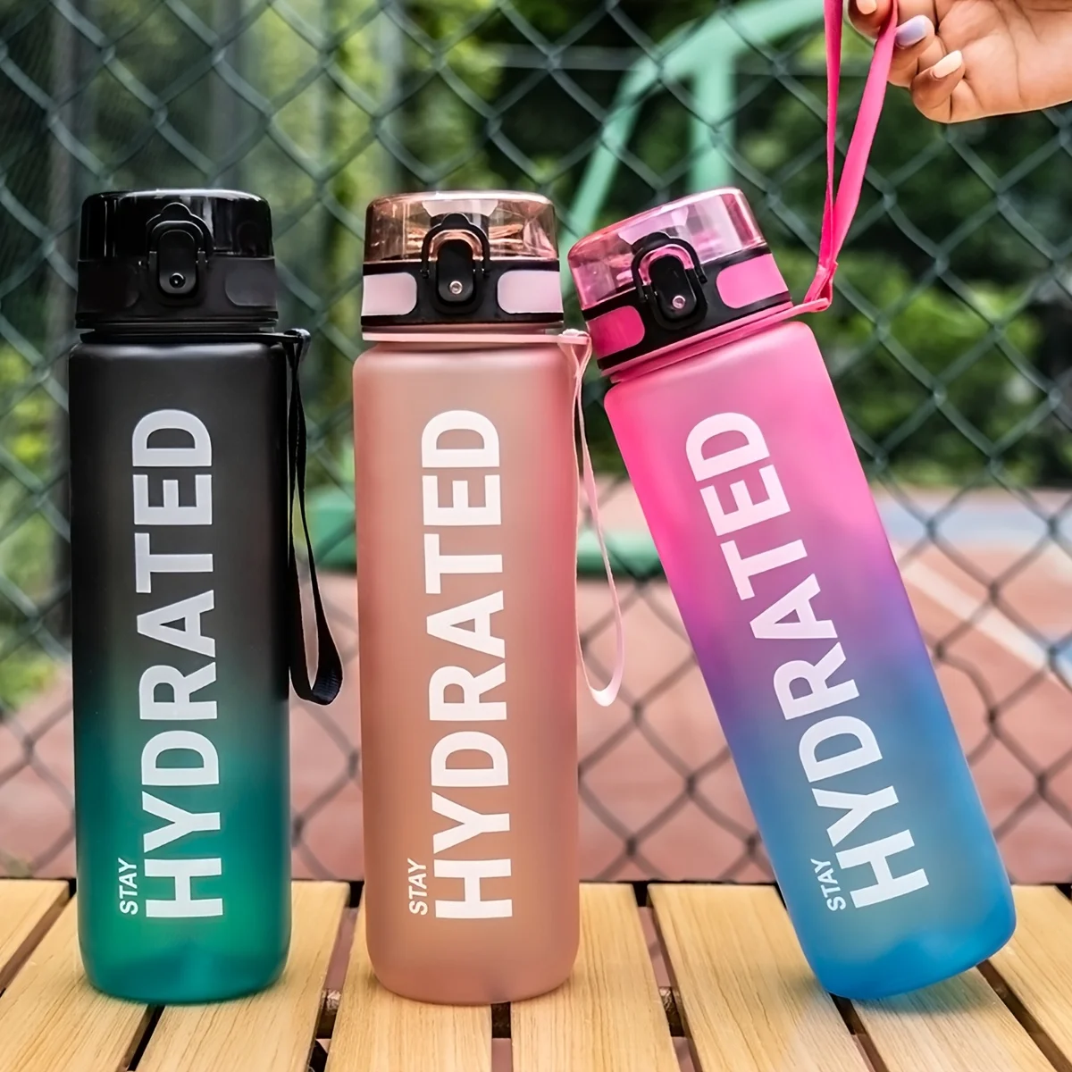1 botella de agua de plástico transparente de gran capacidad de 750 ml con tapa y asa, disponible en varios colores, adecuada para exteriores.