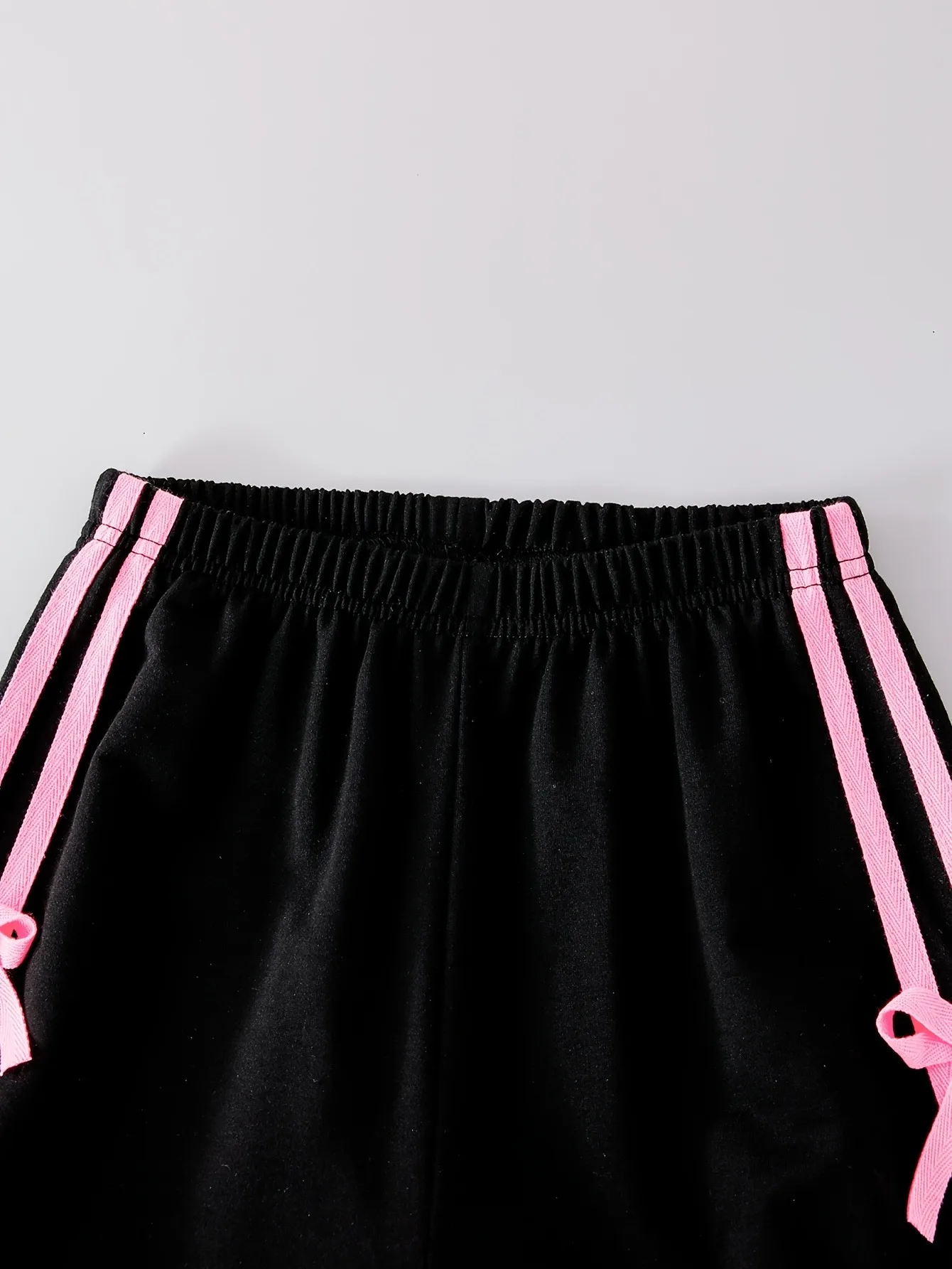 Zweiteiliges Outfit-Set für Kinder und Mädchen, langärmliges Oberteil mit Schleifenband-Dekor, elastische Taille, weites Bein, Jogginghose für den Urlaub im Freien – Detail 4