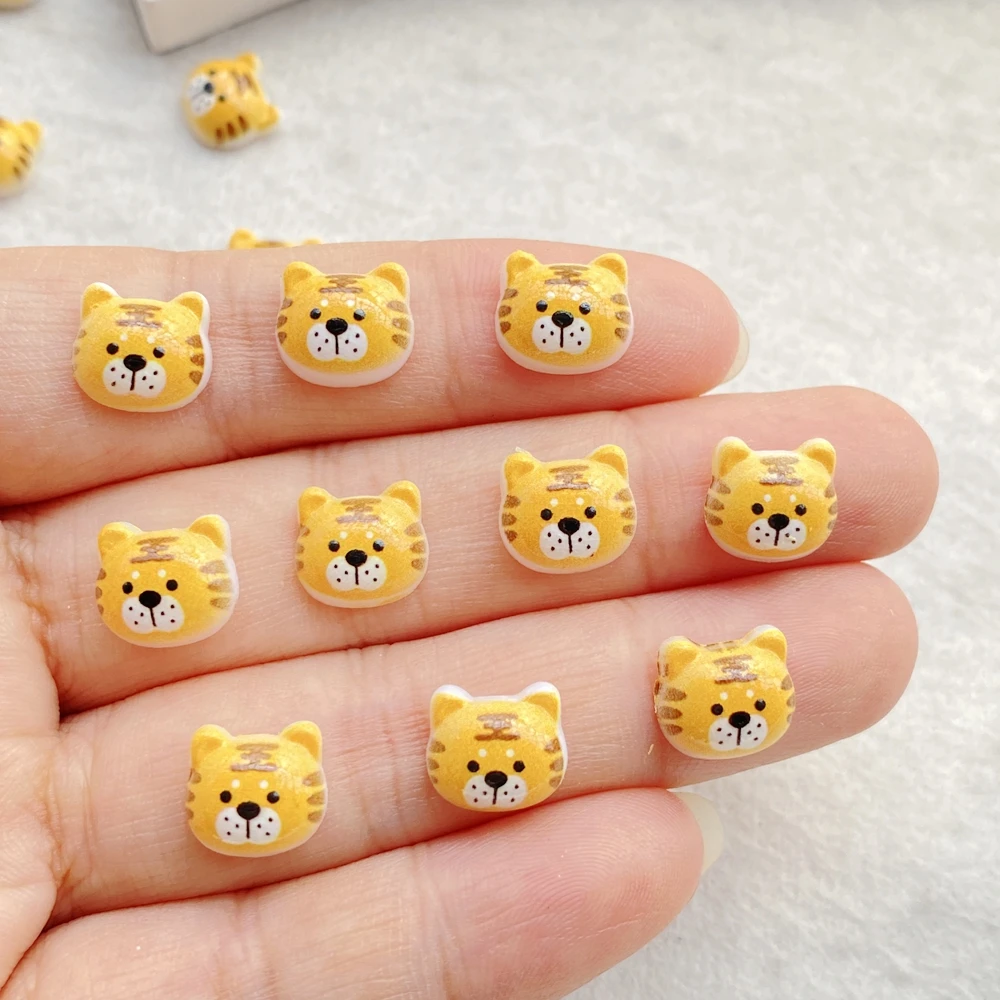 50 Uds. De mini cabeza de tigre de dibujos animados energéticos, dijes de diseñador de resina para decoración de uñas, joyería DIY 3D