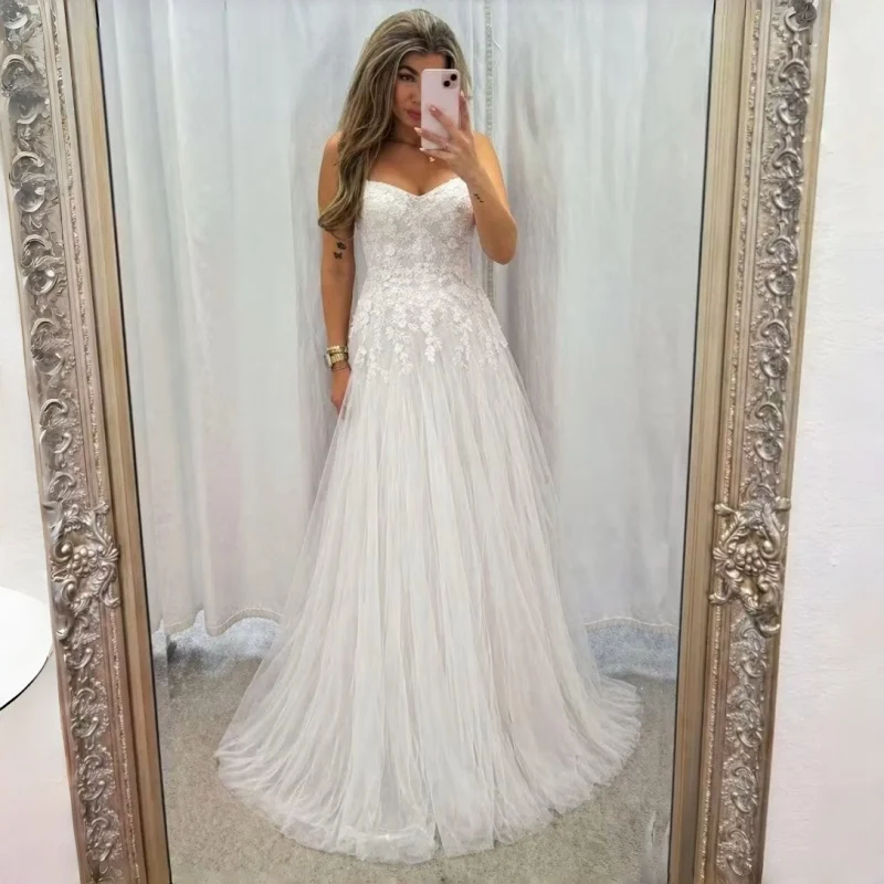 

Spaghetti Straps A-Line Tulle Appliqued Wedding Dress In White 3D Floral Lace Beaded Straps Evening Gowns Customizable