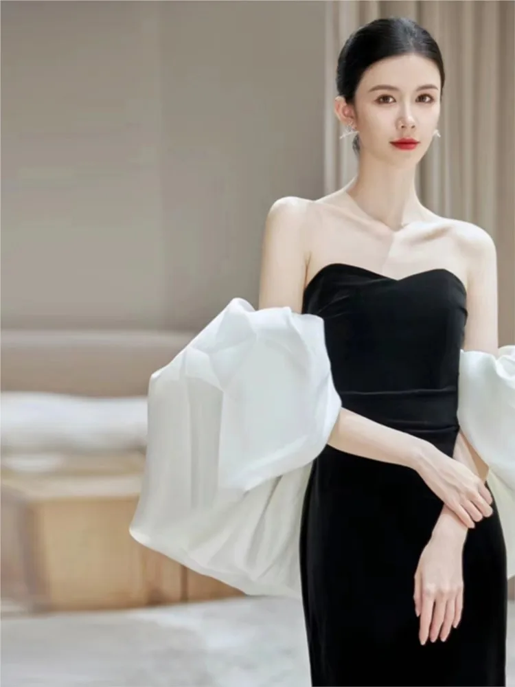 

A new black strapless light luxury and niche fishtail dress for the host
