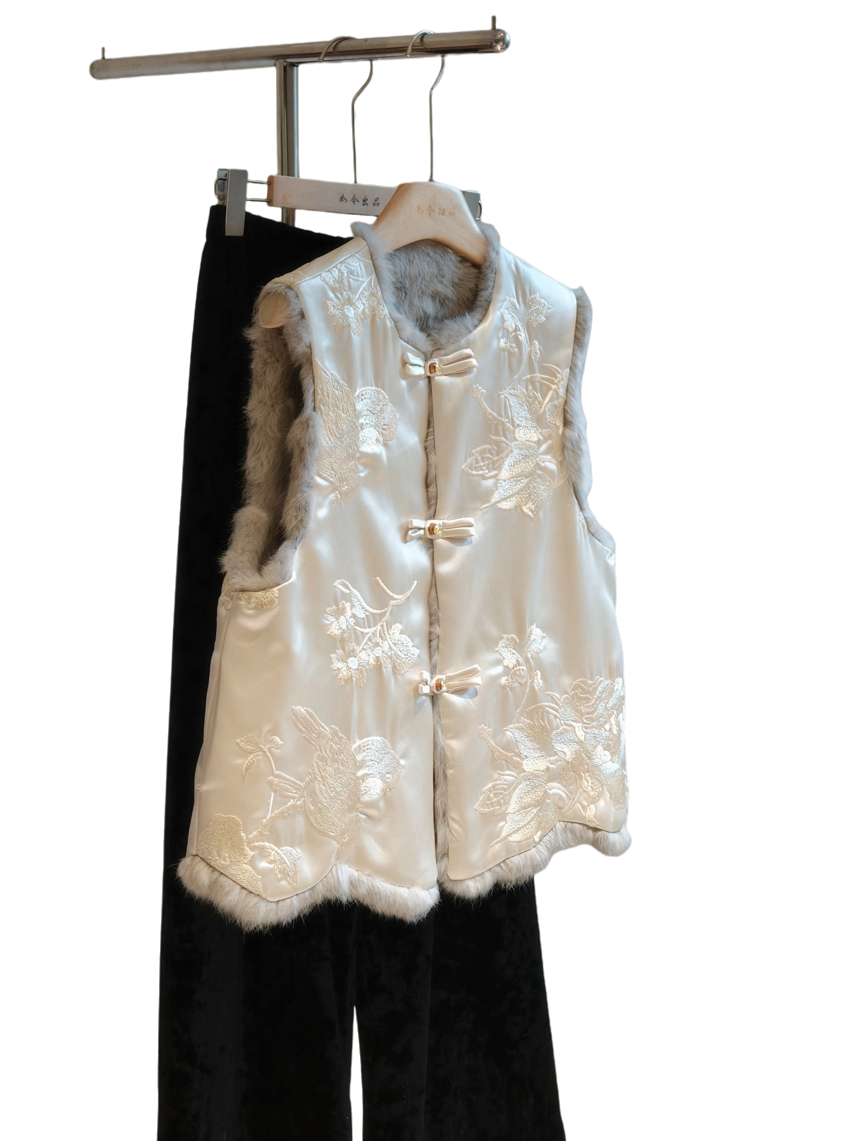 High-end new Chinese-style double-sided genuine fur vest with a front opening and buttons, featuring a sophisticated Chinese sty