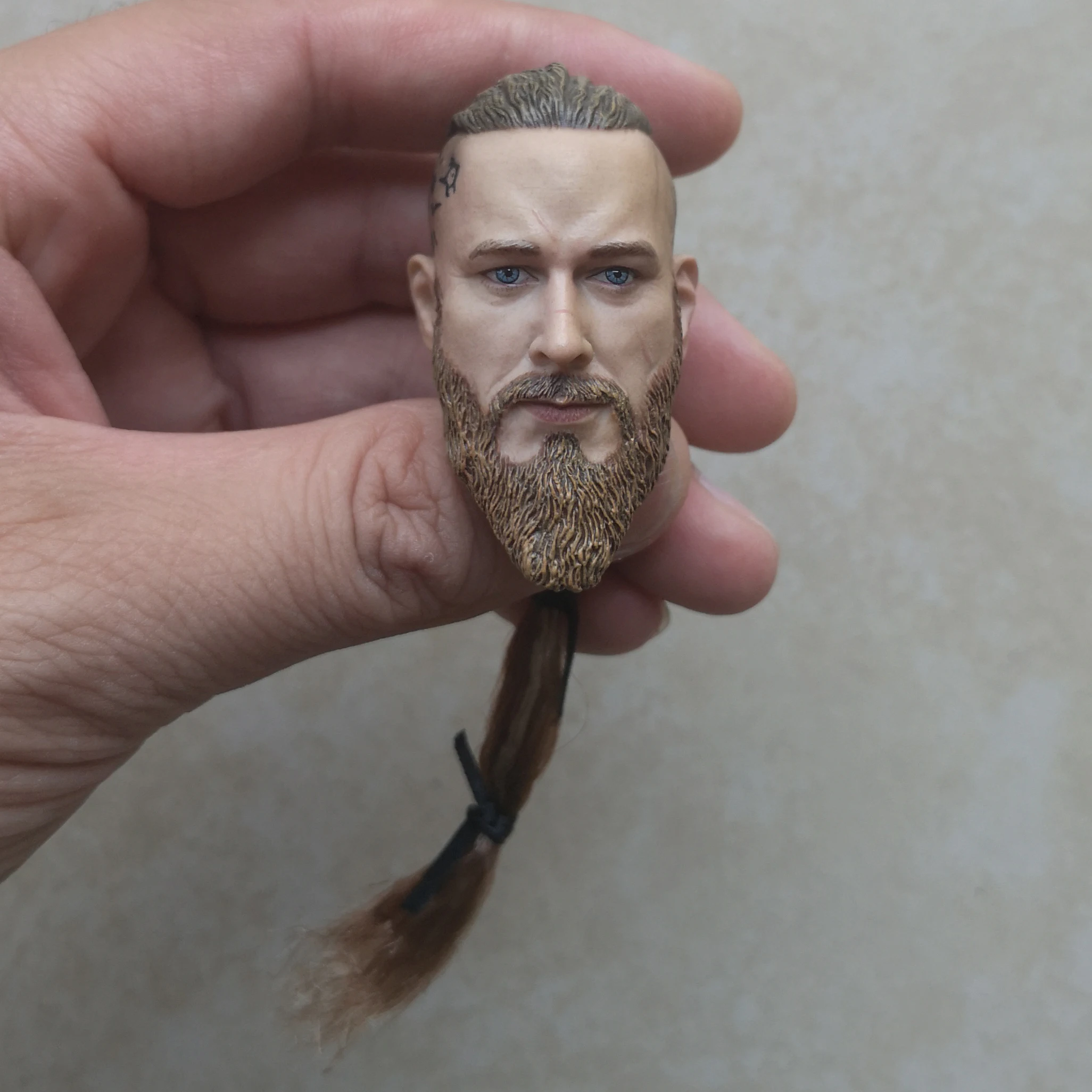 1/6 Wikinger männlicher Kopfskulptur mit Zopf Wikinger Militär antikes Thema Kopfschnitzmodell für 12" Actionfigurenkörper
