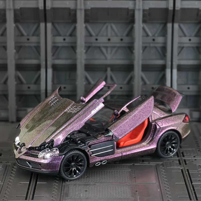 

1:24 SLR alloy car model decoration car door can be turned to shock-proof children's acousto-optic pull-back toy.