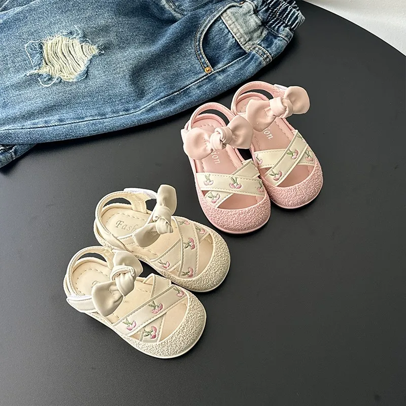 

Детские сандалии с закрытым носком, защита от ударов, для малышей, с милыми бантиками, летние, 2026, новые, для девочек, повседневные туфли принцессы, мягкая подошва