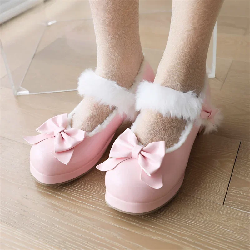 

2025 г., бесплатная доставка, милые стильные туфли-лодочки Мэри Джейн с меховым ремнем и пряжкой, женские зимние туфли-лодочки с галстуком-бабочкой на высоком каблуке и платформе, вечерние женские туфли розового цвета