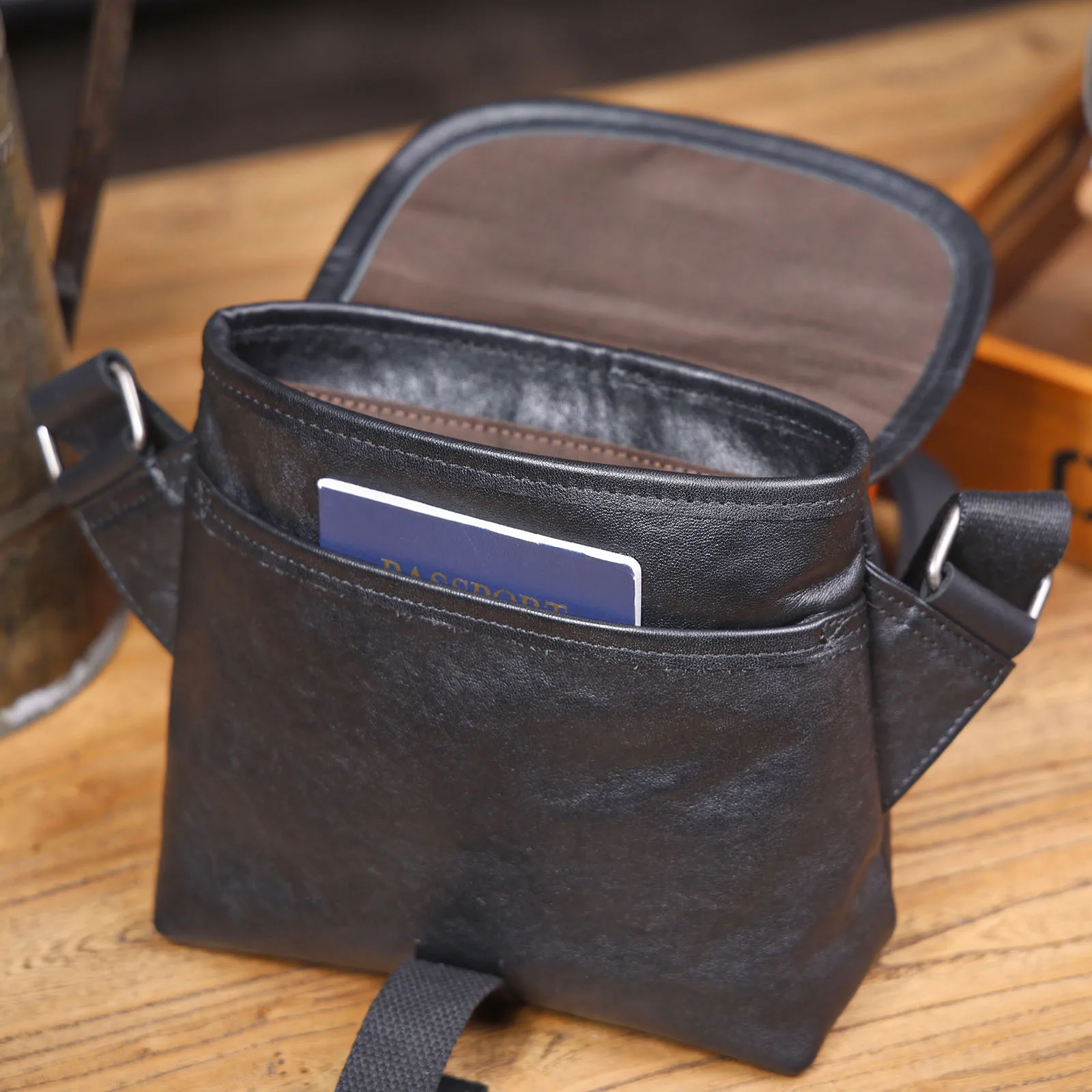 S.WORKER Modische Echtleder-Umhängetasche für Herren, Vollnarbig, Trendige Casual-Crossbody-Tasche, Mini-Umhängetasche für Handy und Schlüssel – Detail 22