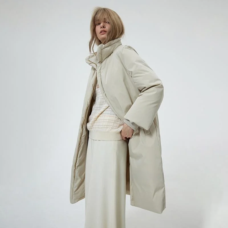 سترة سميكة محشوة بريش الإوز بياقة عالية وأسلوب عملي على الطراز الكوري، تحتوي على 90% ريش، بأكمام طويلة وإغلاق بسحاب، بلون موحد