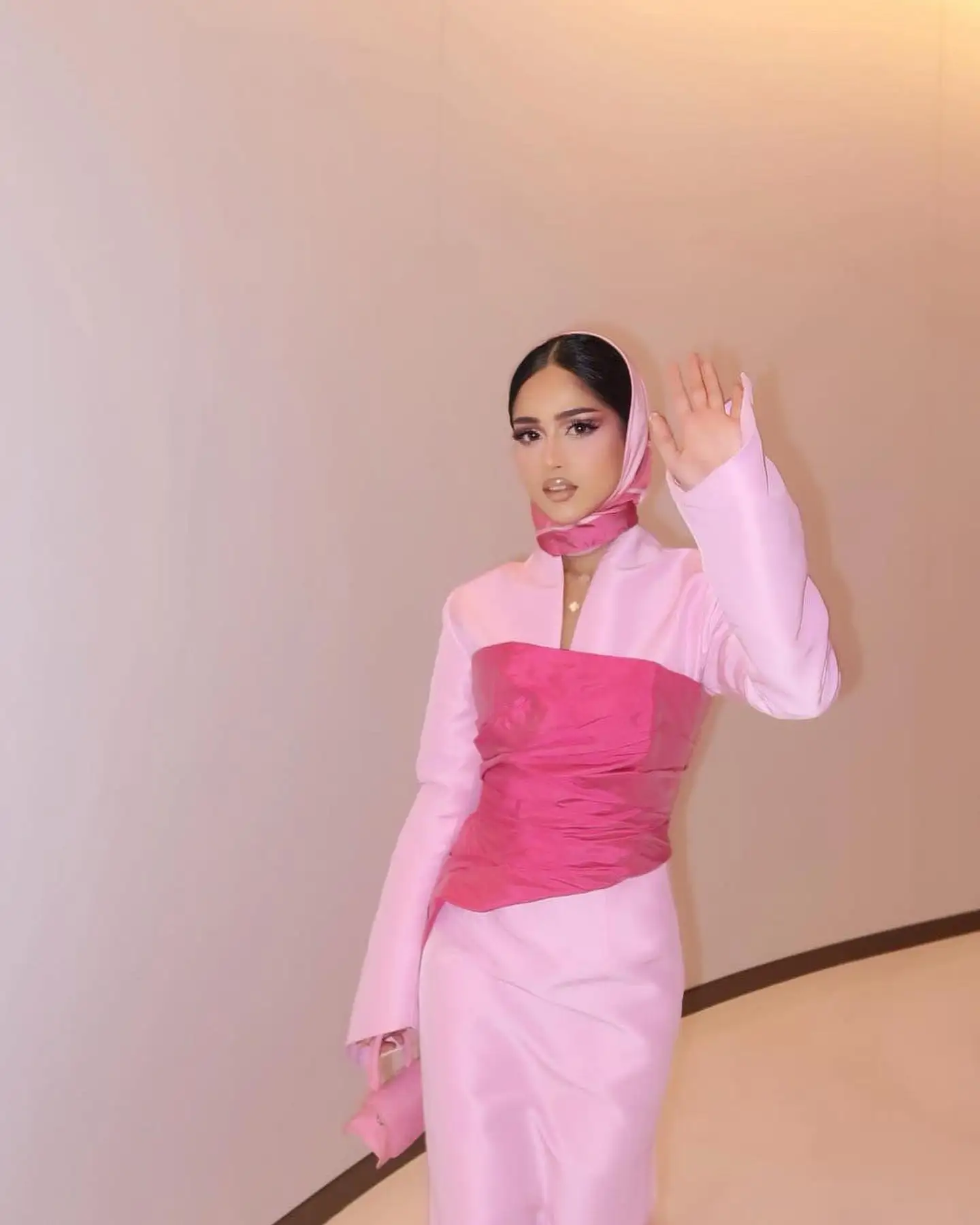 ชุดราตรีทรงเมอร์เมดผ้าซาตินทันสมัยสั่งตัดพิเศษ คุณภาพสูง แขนยาว คอวี ยาวกรอมเท้า