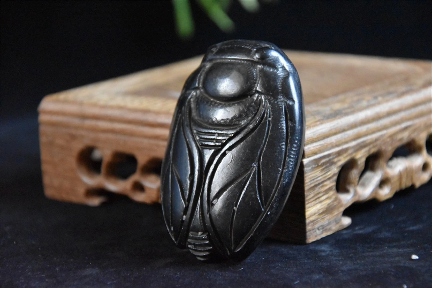 China Hongshan Culture Black Iron Magnetism Meteorite Sculpture Lucky 'Cicada'Waist Badge/Pendant Handicraft Home Decoration