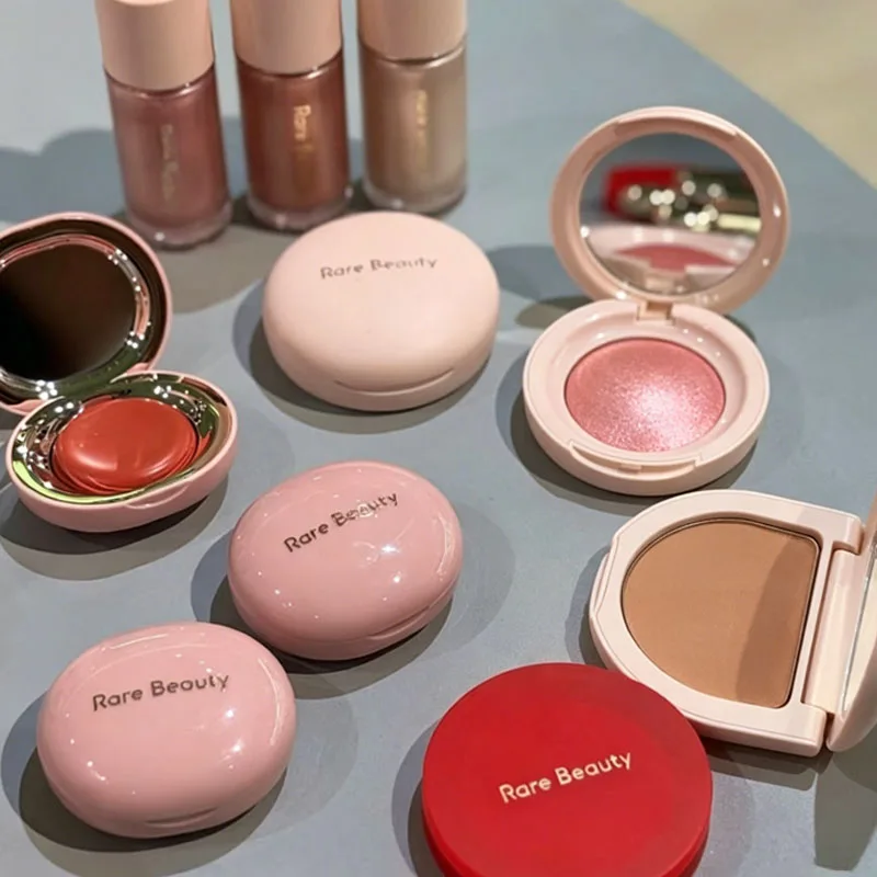 Rare Beauty Iluminador Líquido, Iluminador en Polvo, Colorete Brillante, Maquillaje Resistente al Agua, Colorete en Crema Bouncy Cushiony, Brillo Labial, Cosmético