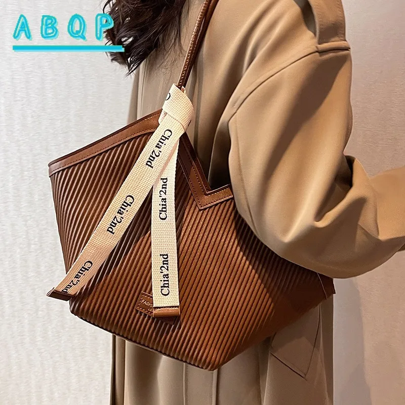 Stylish Tote Bag Large Capacity Multi-Functional Handbag for Work Casual Use Durable Zipper Closure Easy Maintenance Smooth