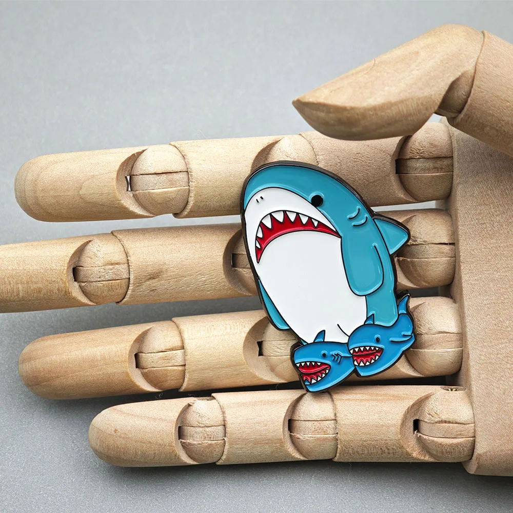 Niedlicher Hai in Haifisch-Hausschuhen Emaille-Pin Lustige Meeres-Tier-Broschen Kawaii Fisch-Anstecknadeln Meme-Schmuck Geschenk für Rucksack – Detail 7