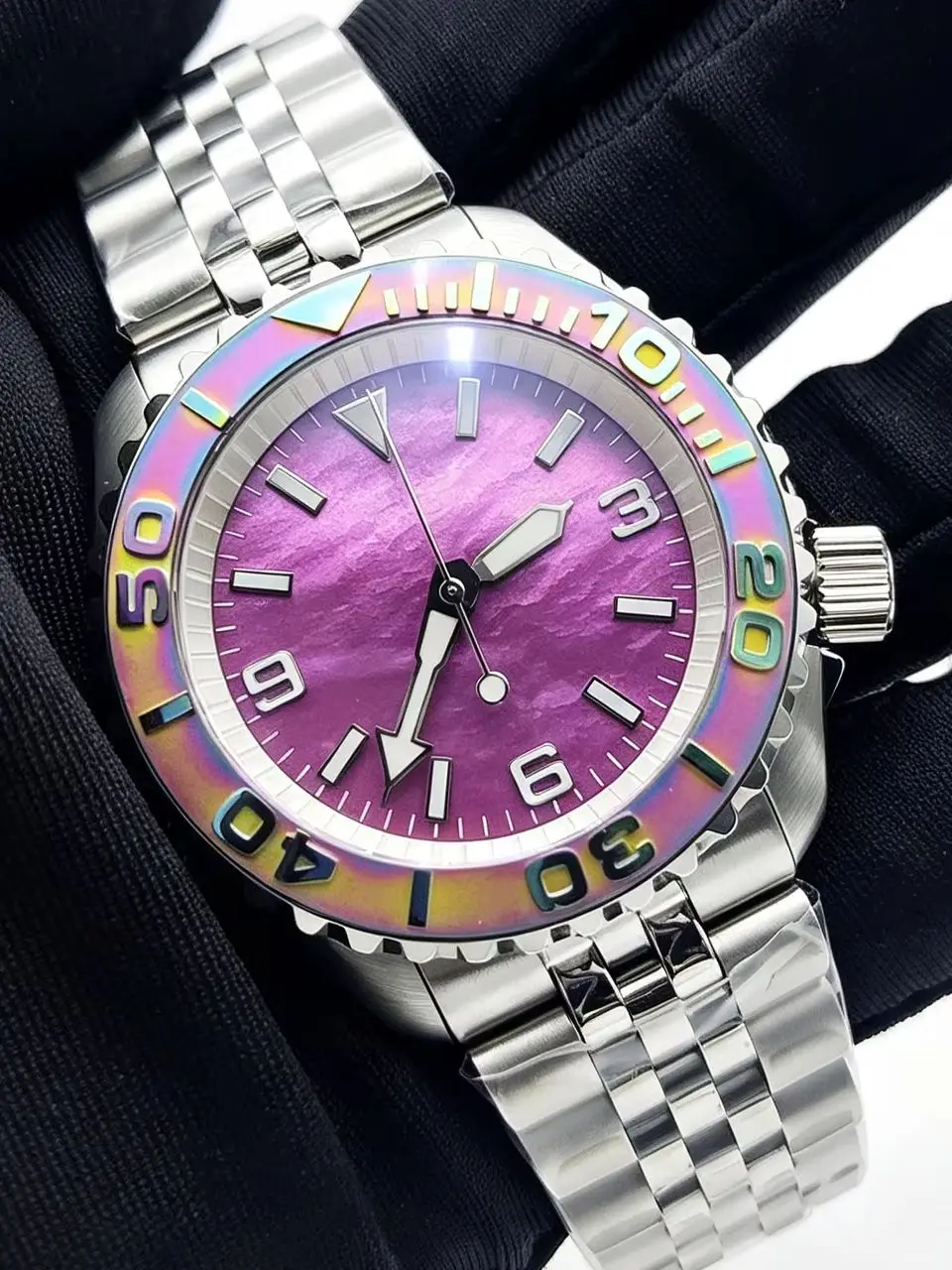 Neuerscheinung 42mm NH35 Automatikuhr Lila Perlmuttzifferblatt Saphirglas Aluminium-Lünette Sichtbare Rückseite Höchste Qualität Modisch